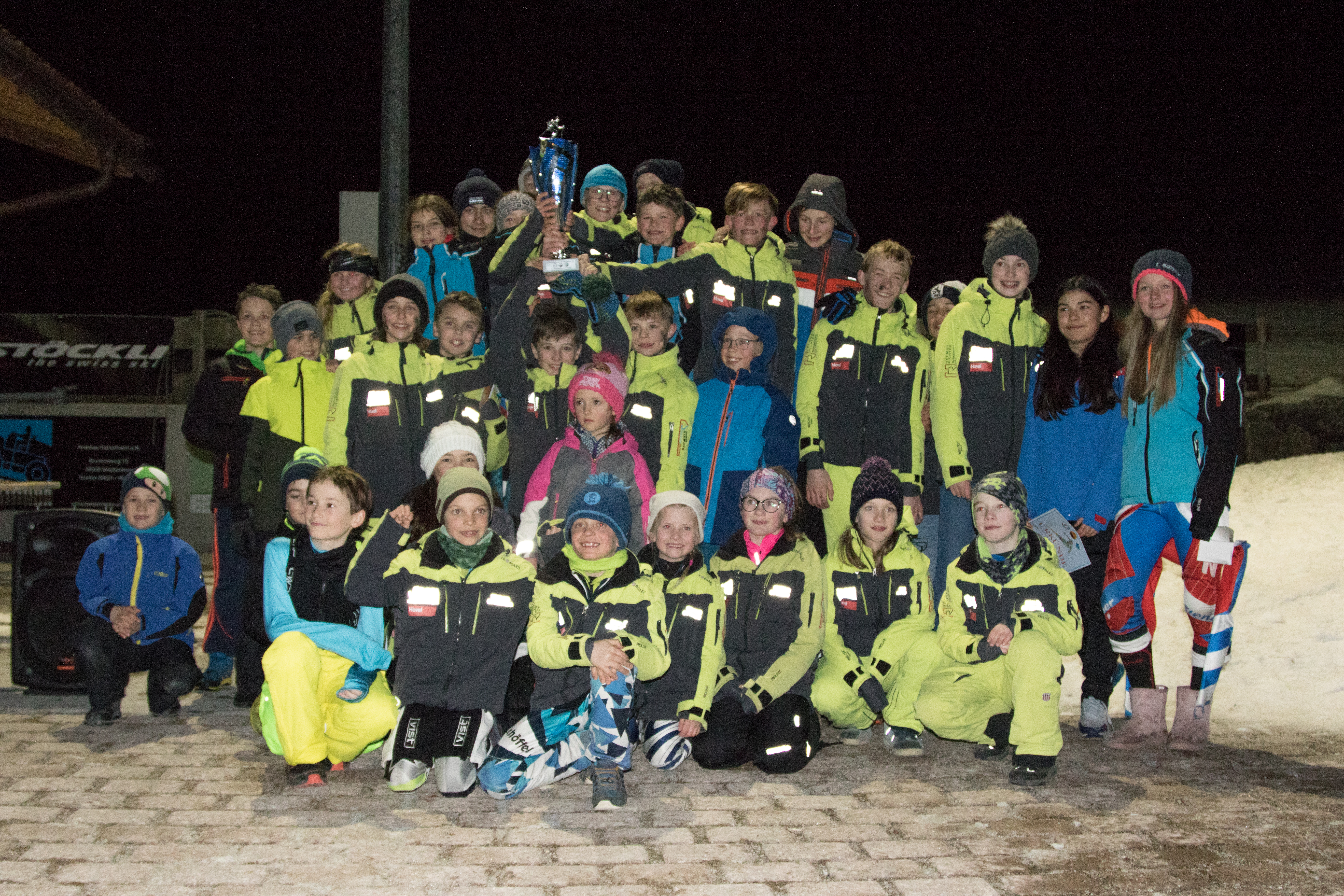 Die Mannschaft des TSV Otterfing (U6 bis U18) mit dem Wanderpokal